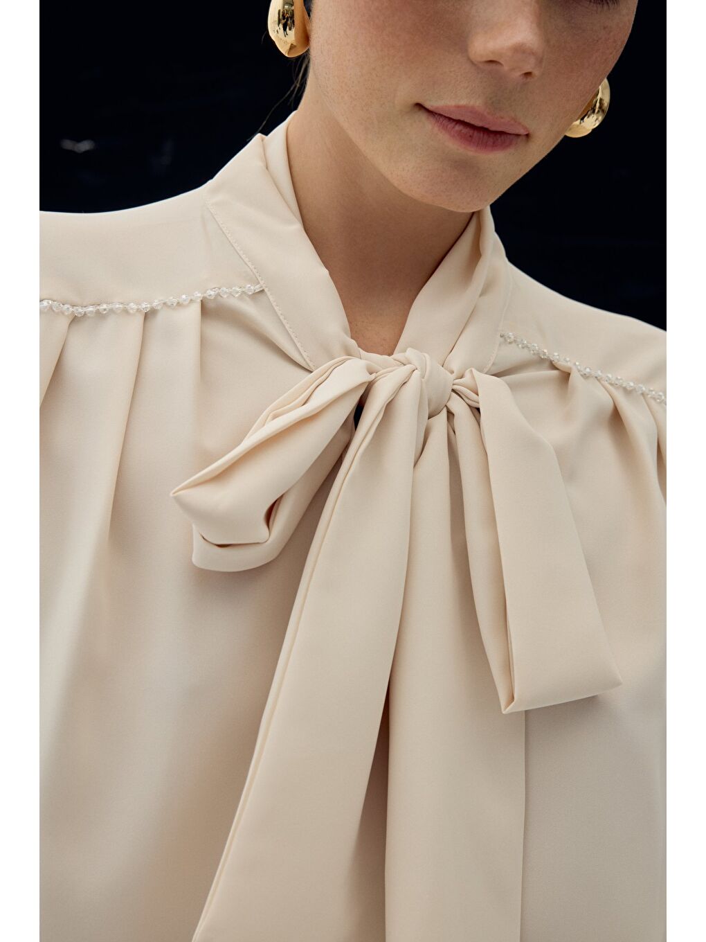 Aksesuar Detaylı Fularlı Bluz - Bej-6