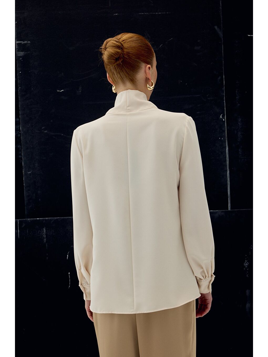 Aksesuar Detaylı Fularlı Bluz - Bej-7