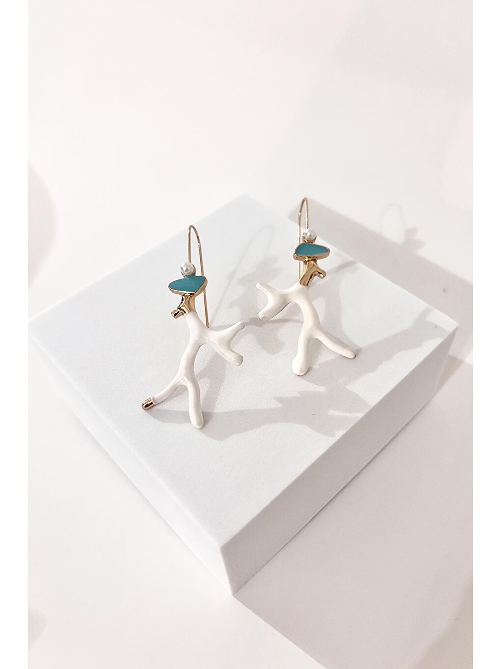 Beyaz Mercan Figürlü Sallantılı Küpe-1