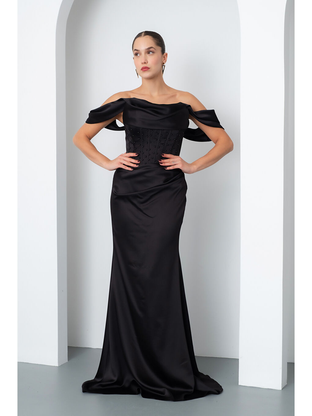 Kadın Siyah Kayık Yaka Boncuklu Uzun Saten Abiye Elbise-1