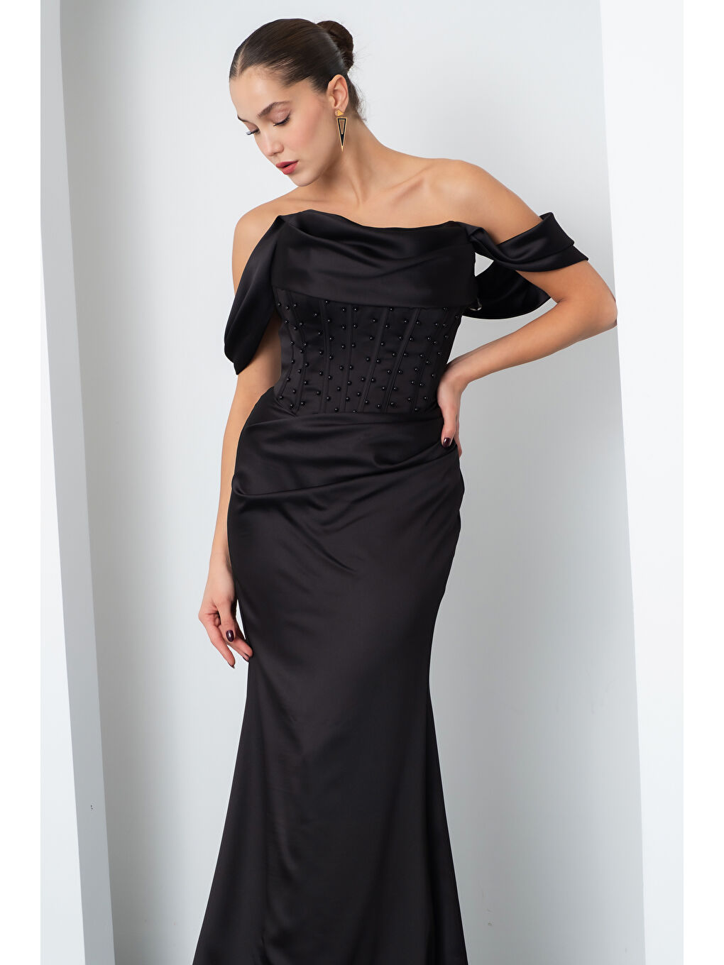 Kadın Siyah Kayık Yaka Boncuklu Uzun Saten Abiye Elbise-2