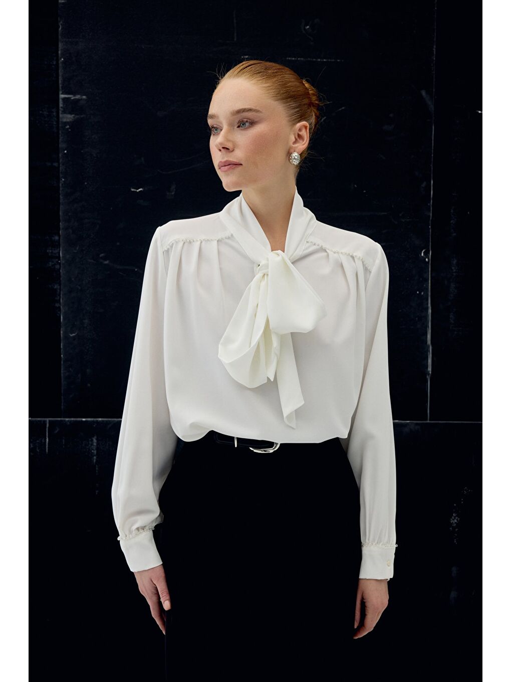 Aksesuar Detaylı Fularlı Bluz - Ekru-2