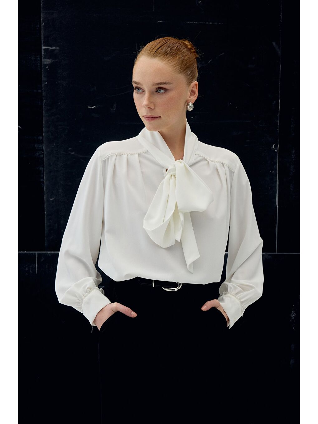 Aksesuar Detaylı Fularlı Bluz - Ekru-4