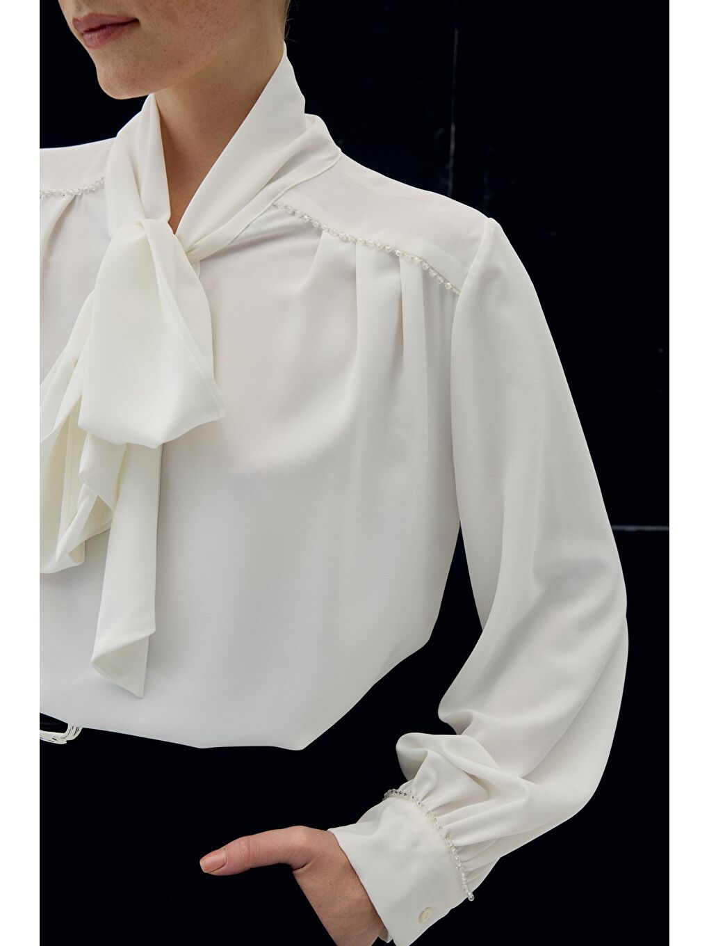 Aksesuar Detaylı Fularlı Bluz - Ekru-5