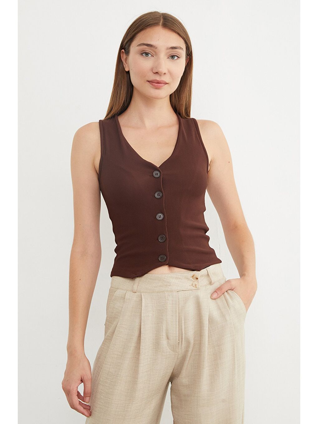 Kahverengi Düğmeli V Yaka Sıfır Kol Yelek