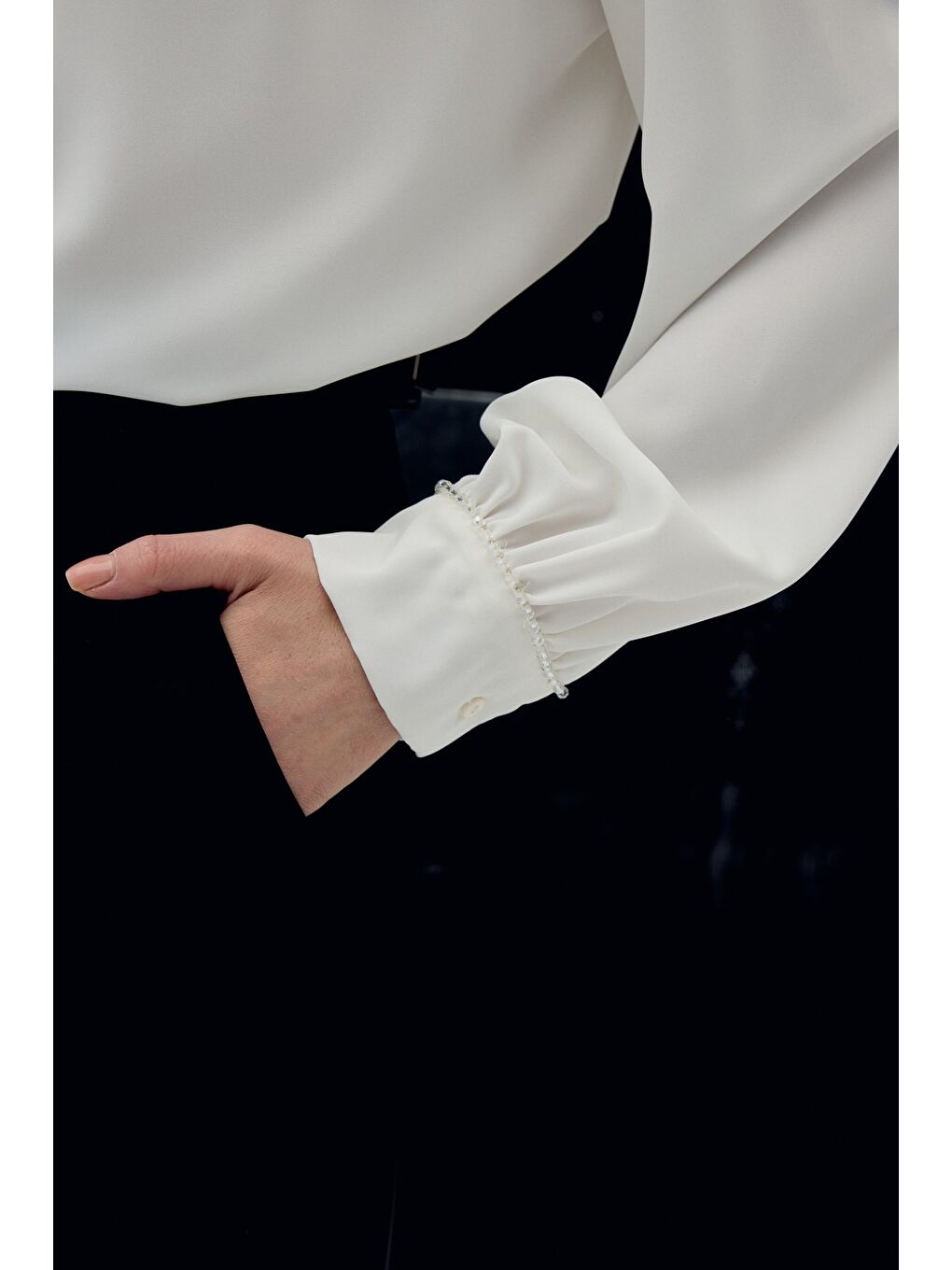 Aksesuar Detaylı Fularlı Bluz - Ekru-6