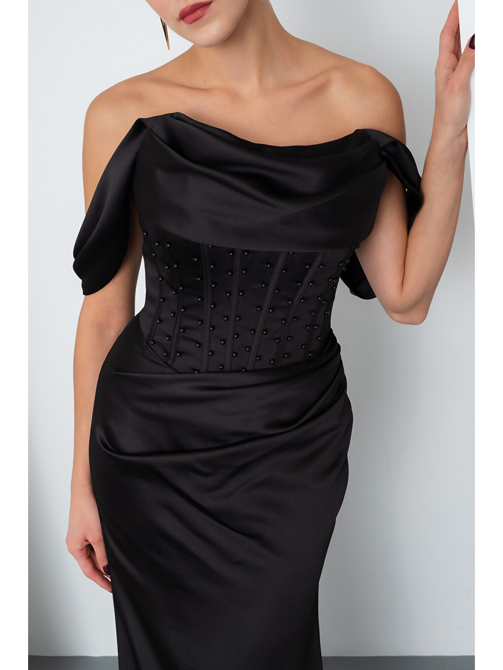 Kadın Siyah Kayık Yaka Boncuklu Uzun Saten Abiye Elbise-3