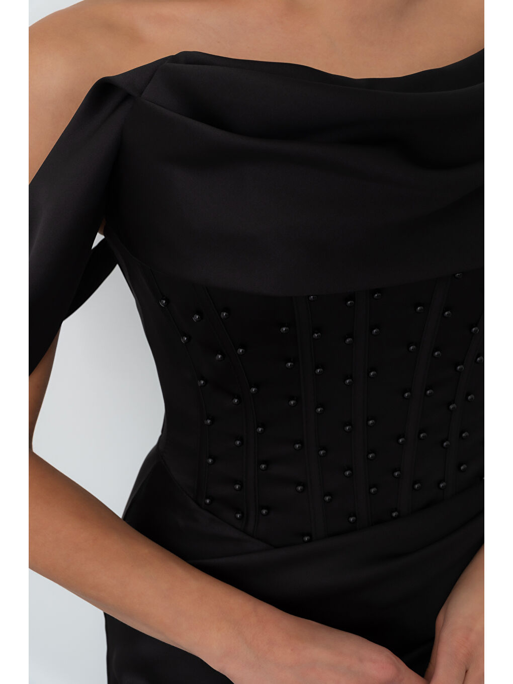 Kadın Siyah Kayık Yaka Boncuklu Uzun Saten Abiye Elbise-4