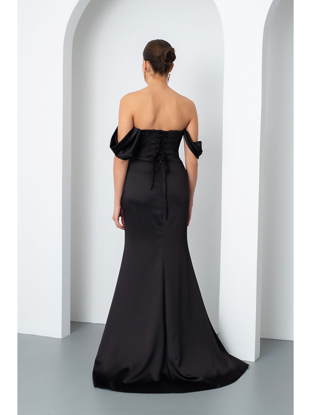 Kadın Siyah Kayık Yaka Boncuklu Uzun Saten Abiye Elbise-5