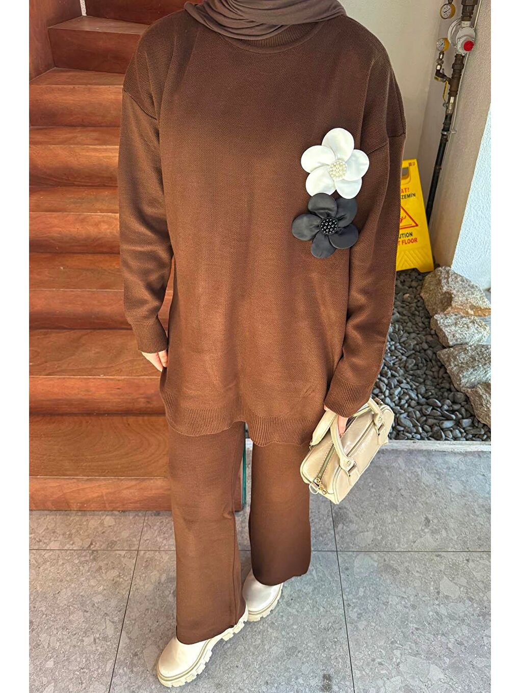 Çiçek Aksesuarlı Triko Takım Acı Kahverengi-2