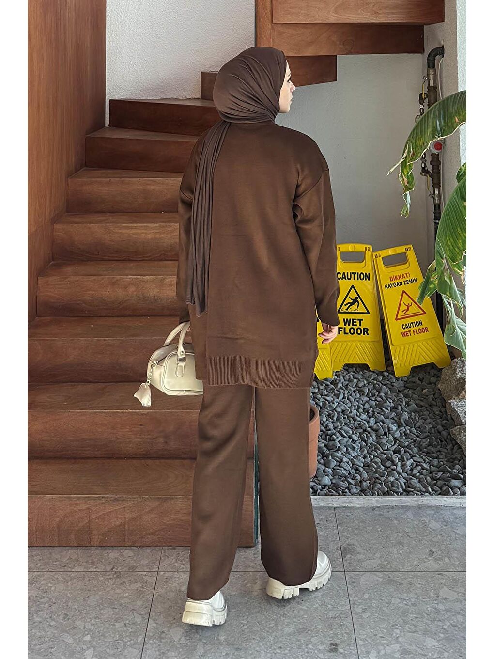 Çiçek Aksesuarlı Triko Takım Acı Kahverengi-3