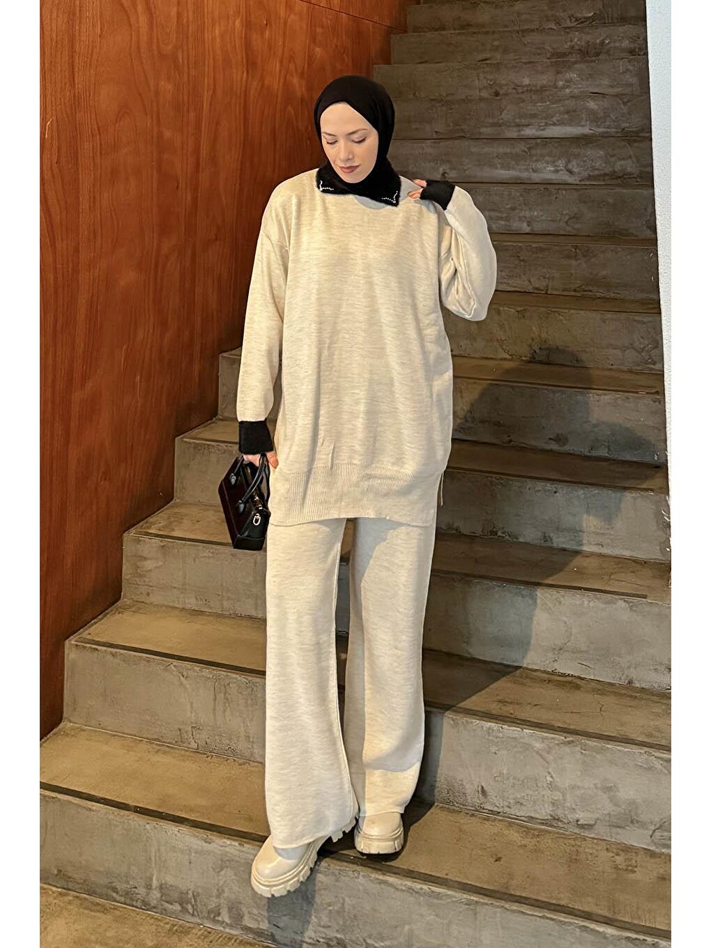 Yakası Taşlı Triko Takım Bej