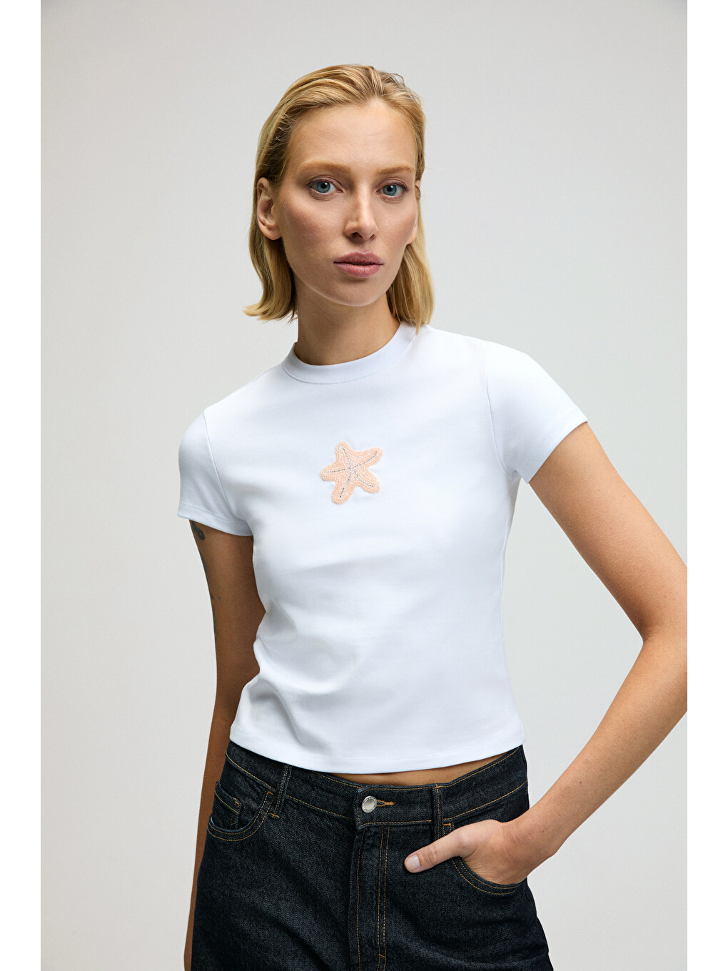 Zefıra Kadın Bisiklet Yaka Kısa Kollu Önü Boncuk İşleme Detaylı Slim Beyaz T-shirt