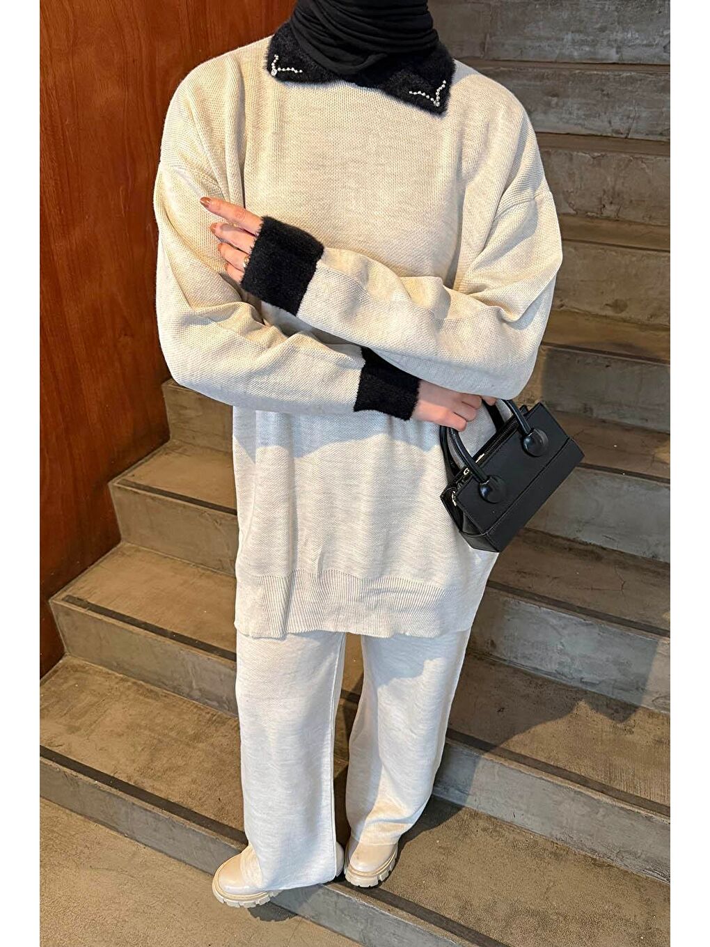 Yakası Taşlı Triko Takım Bej-2