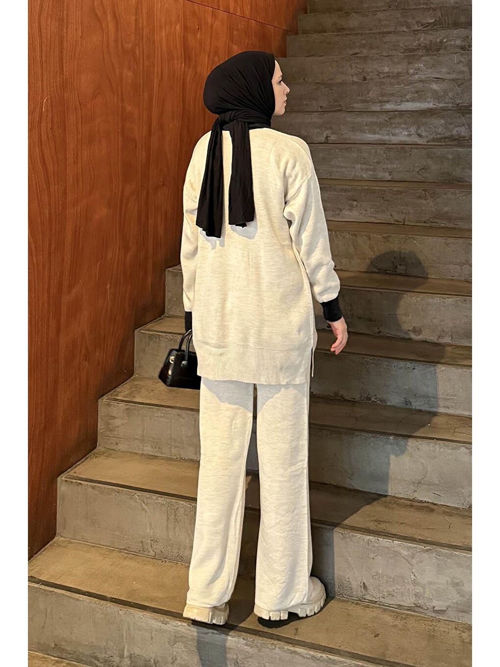 Yakası Taşlı Triko Takım Bej-3