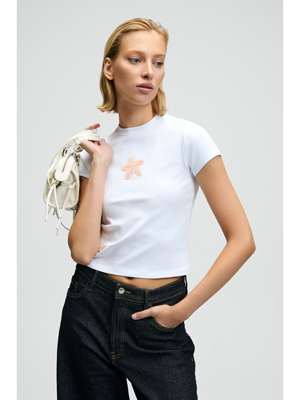 Zefıra Kadın Bisiklet Yaka Kısa Kollu Önü Boncuk İşleme Detaylı Slim Beyaz T-shirt-1