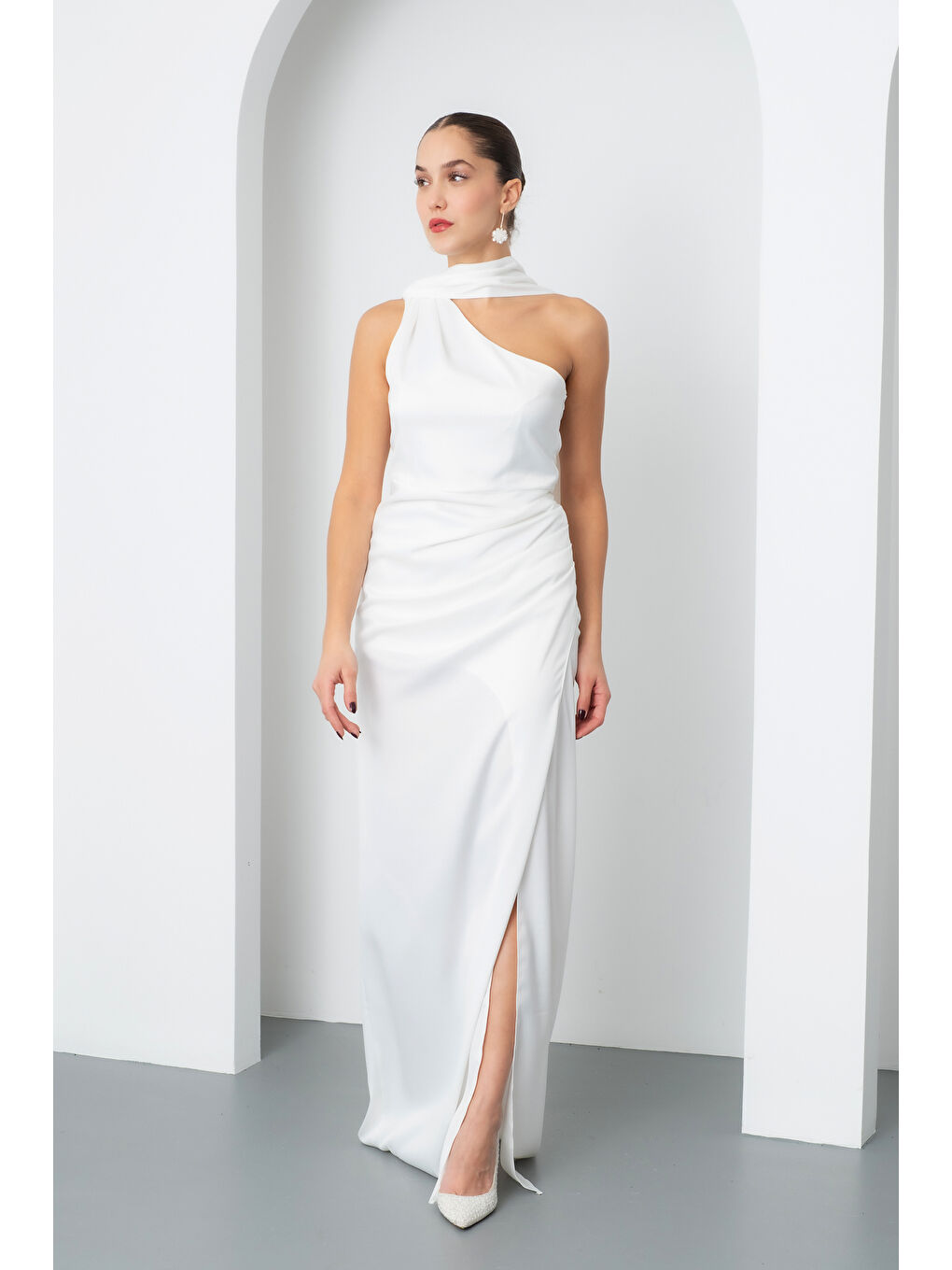 Kadın Beyaz Fular Yaka Yırtmaçlı Uzun Saten Abiye Elbise-1