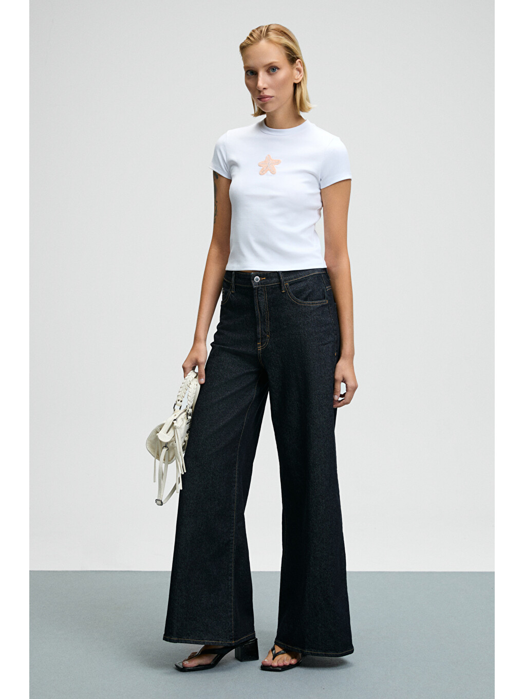 Zefıra Kadın Bisiklet Yaka Kısa Kollu Önü Boncuk İşleme Detaylı Slim Beyaz T-shirt-2