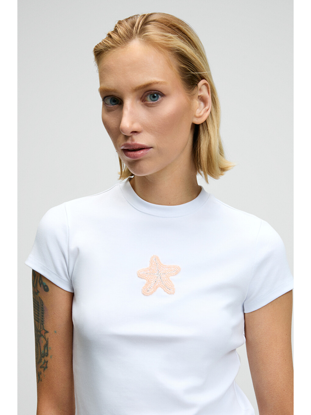 Zefıra Kadın Bisiklet Yaka Kısa Kollu Önü Boncuk İşleme Detaylı Slim Beyaz T-shirt-3