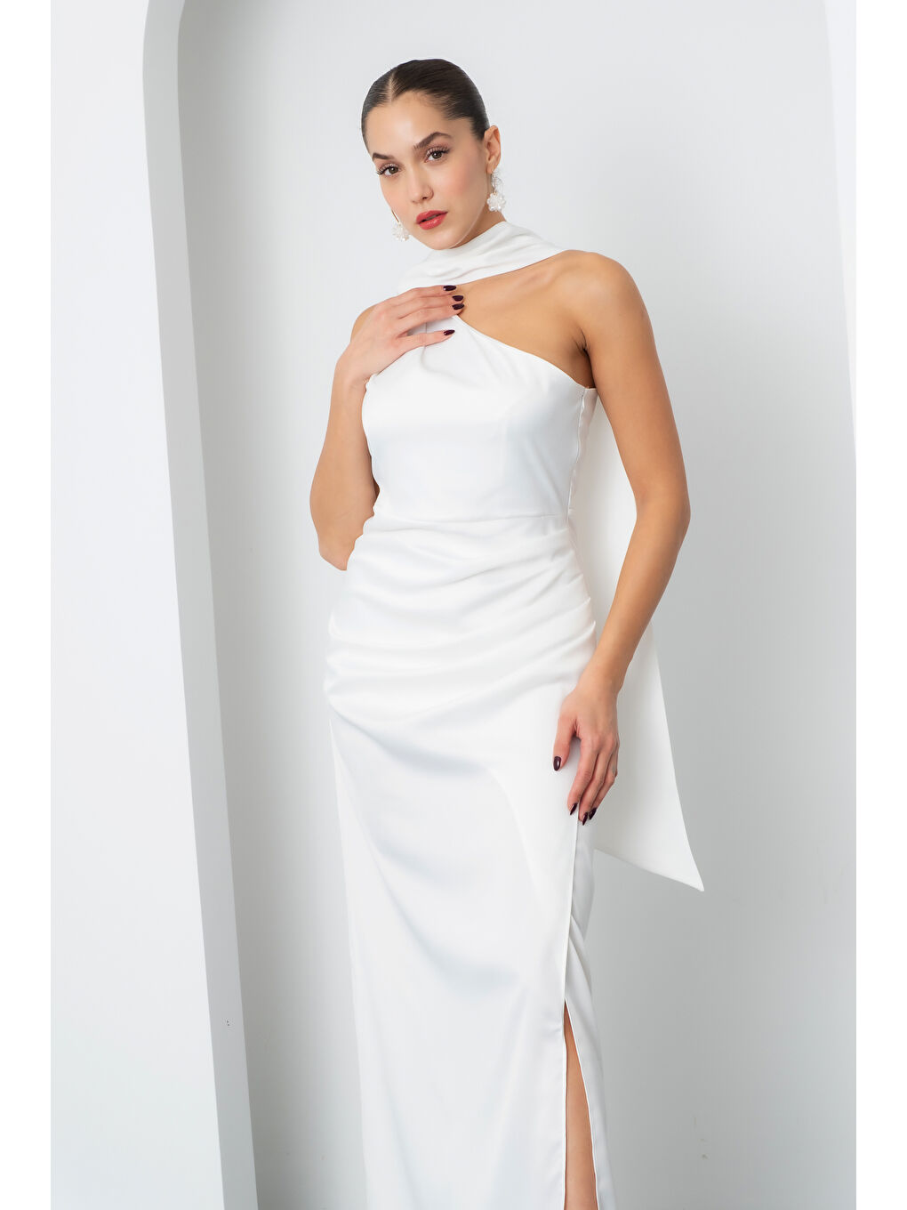 Kadın Beyaz Fular Yaka Yırtmaçlı Uzun Saten Abiye Elbise-2