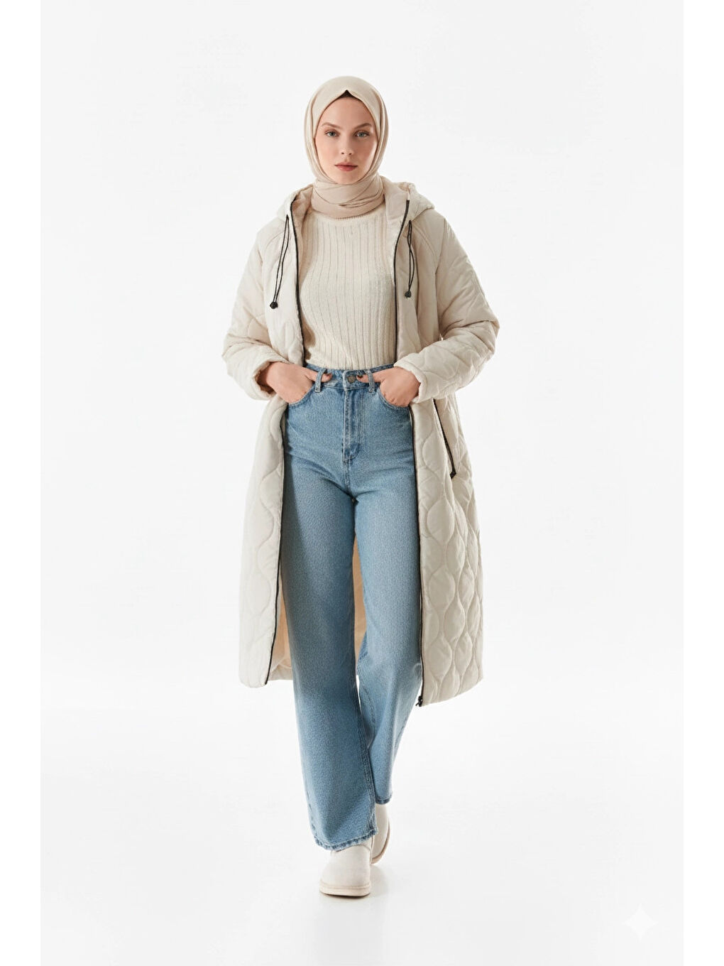 Kadın Tesettür Ekru Kapüşonlu Kapitone Uzun Şişme Mont HZL26W-BD151771-1