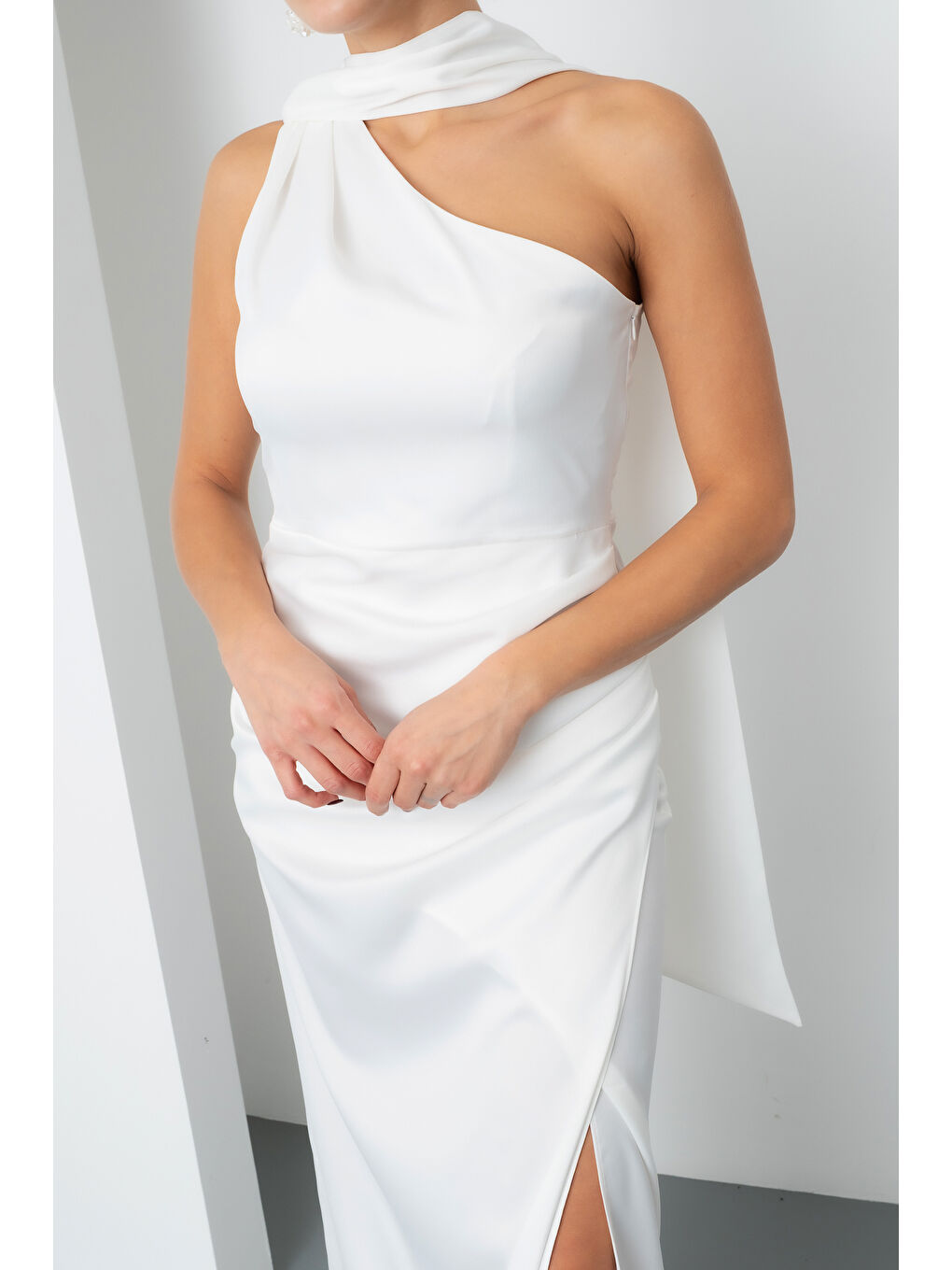 Kadın Beyaz Fular Yaka Yırtmaçlı Uzun Saten Abiye Elbise-3