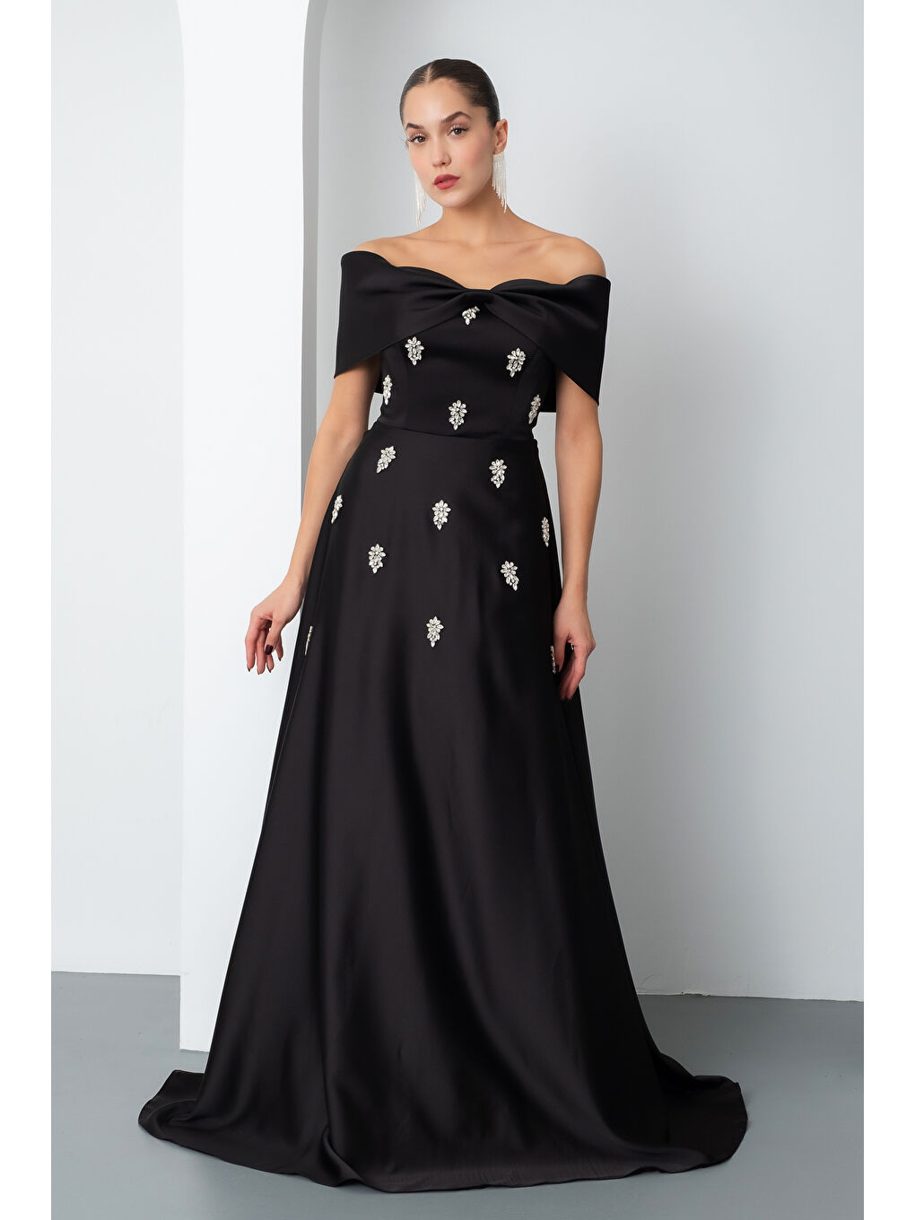 Kadın Siyah Straplez Taşlı Uzun Saten Abiye Elbise