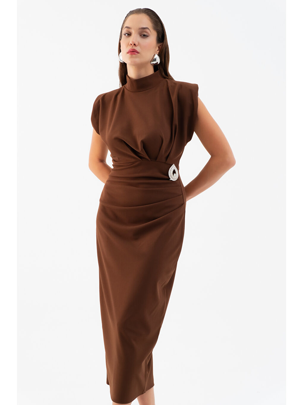 Kadın Kahverengi Aksesuar Detay Vatkalı Midi Elbise-2