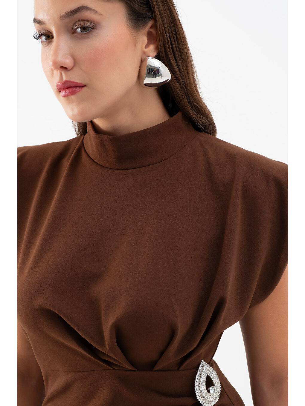 Kadın Kahverengi Aksesuar Detay Vatkalı Midi Elbise-3