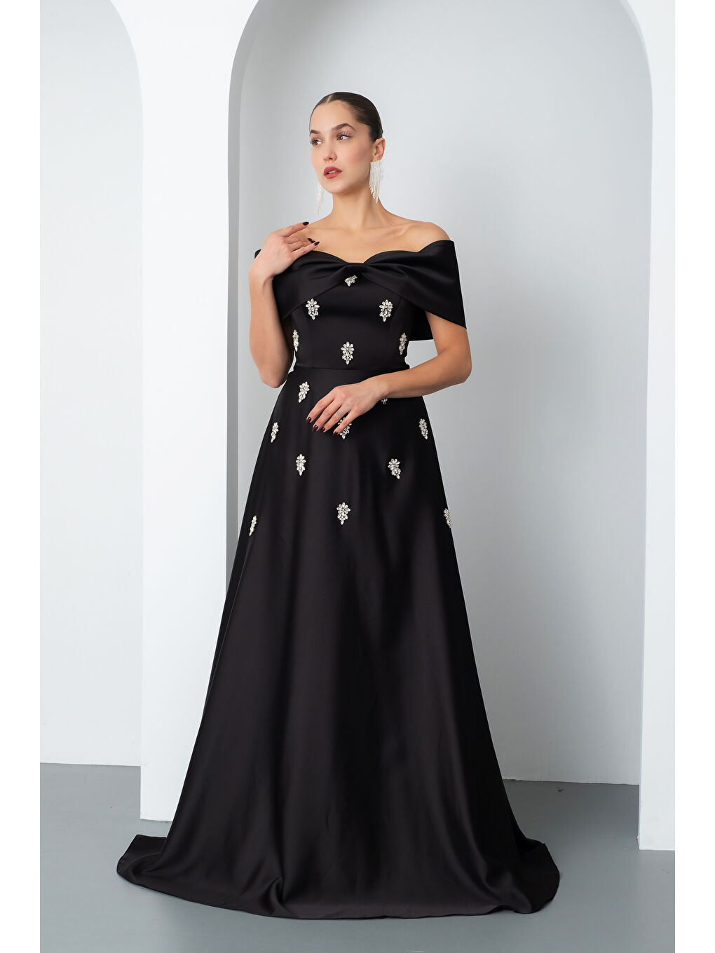 Kadın Siyah Straplez Taşlı Uzun Saten Abiye Elbise-1