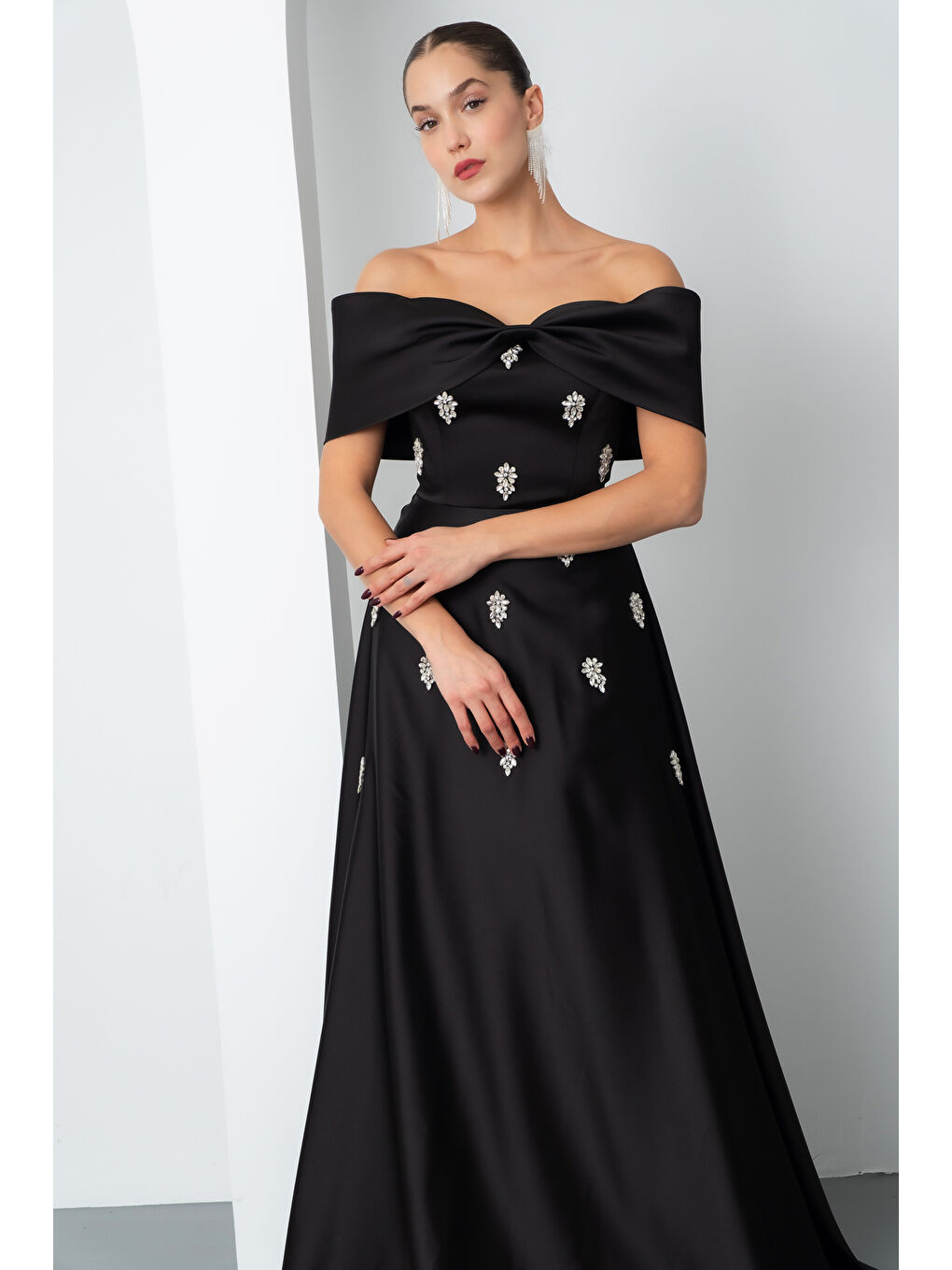 Kadın Siyah Straplez Taşlı Uzun Saten Abiye Elbise-2