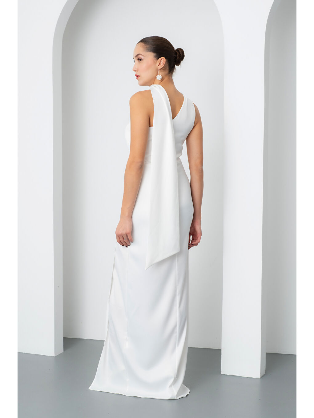 Kadın Beyaz Fular Yaka Yırtmaçlı Uzun Saten Abiye Elbise-5