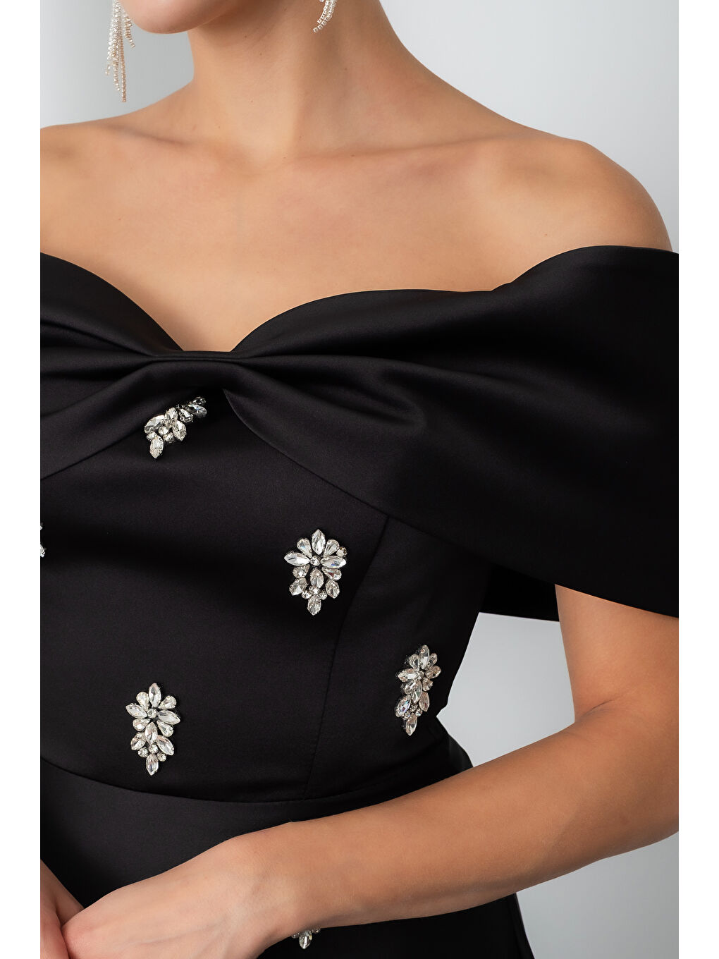 Kadın Siyah Straplez Taşlı Uzun Saten Abiye Elbise-3