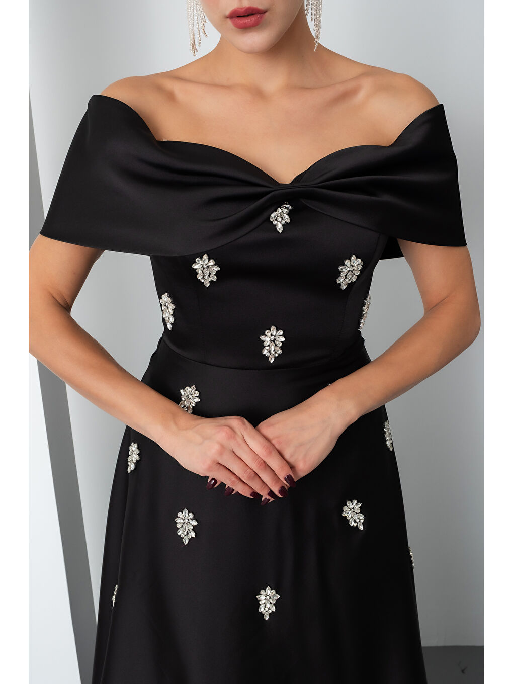 Kadın Siyah Straplez Taşlı Uzun Saten Abiye Elbise-4