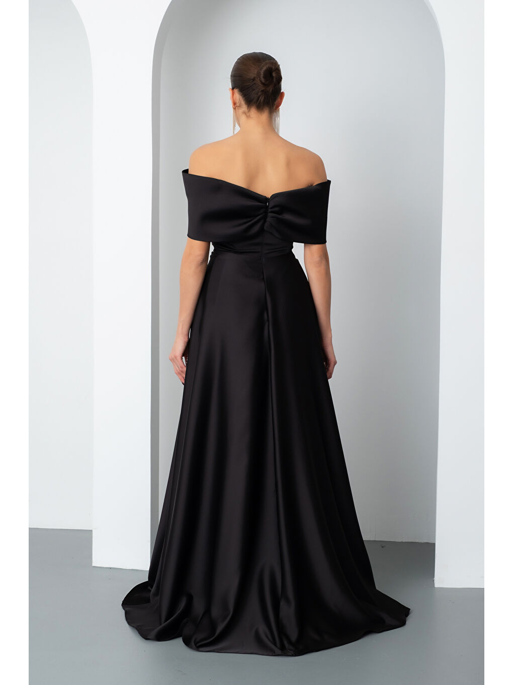 Kadın Siyah Straplez Taşlı Uzun Saten Abiye Elbise-5