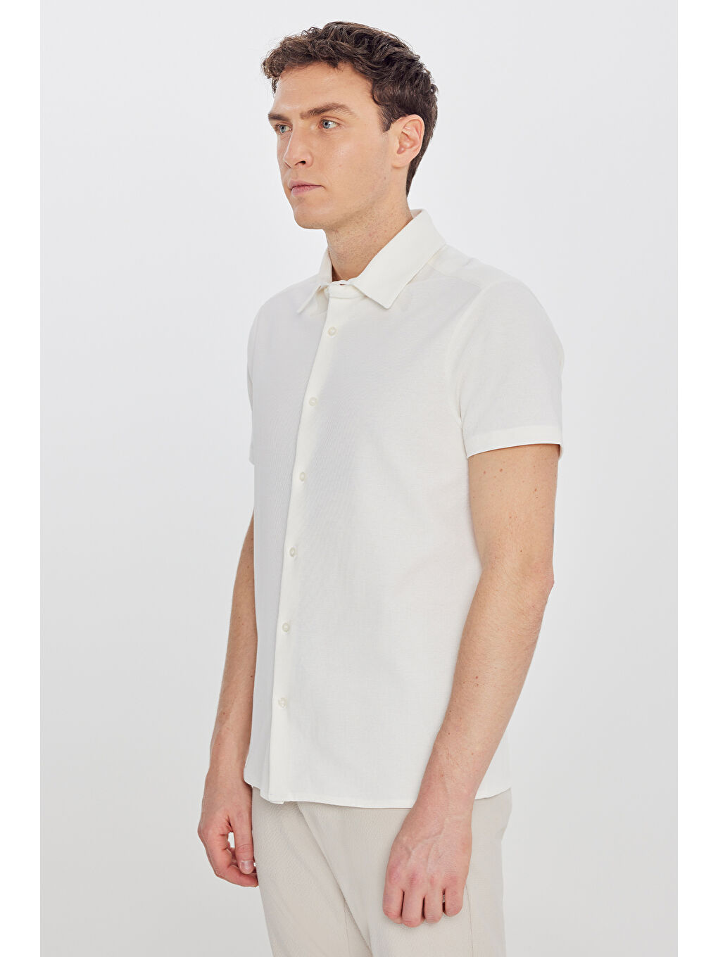 Erkek Ekru Pamuklu Slim Fit Dar Kesim Gömlek Yaka Jakarlı Esnek Tişört