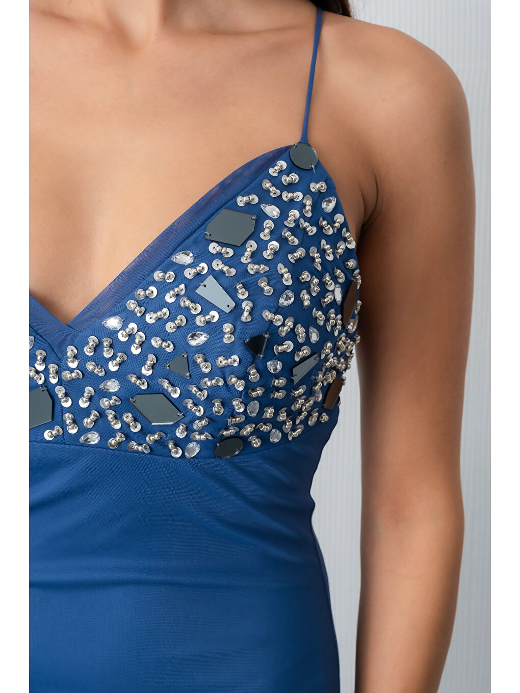 Kadın İndigo Askılı Taş Detaylı Uzun Tül Abiye Elbise-3