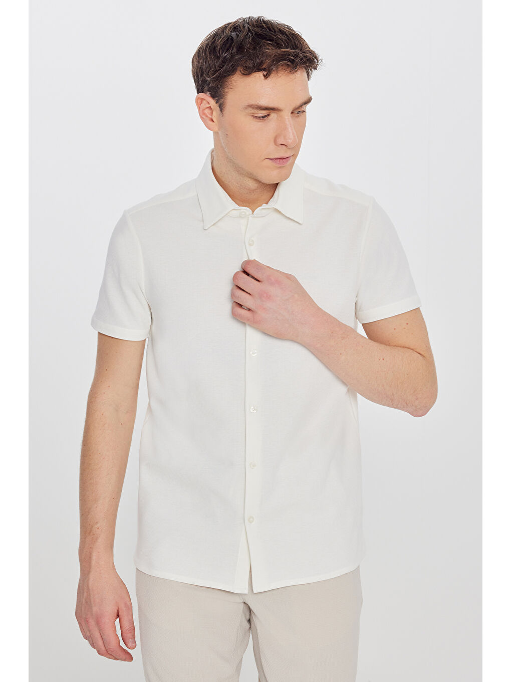 Erkek Ekru Pamuklu Slim Fit Dar Kesim Gömlek Yaka Jakarlı Esnek Tişört-2