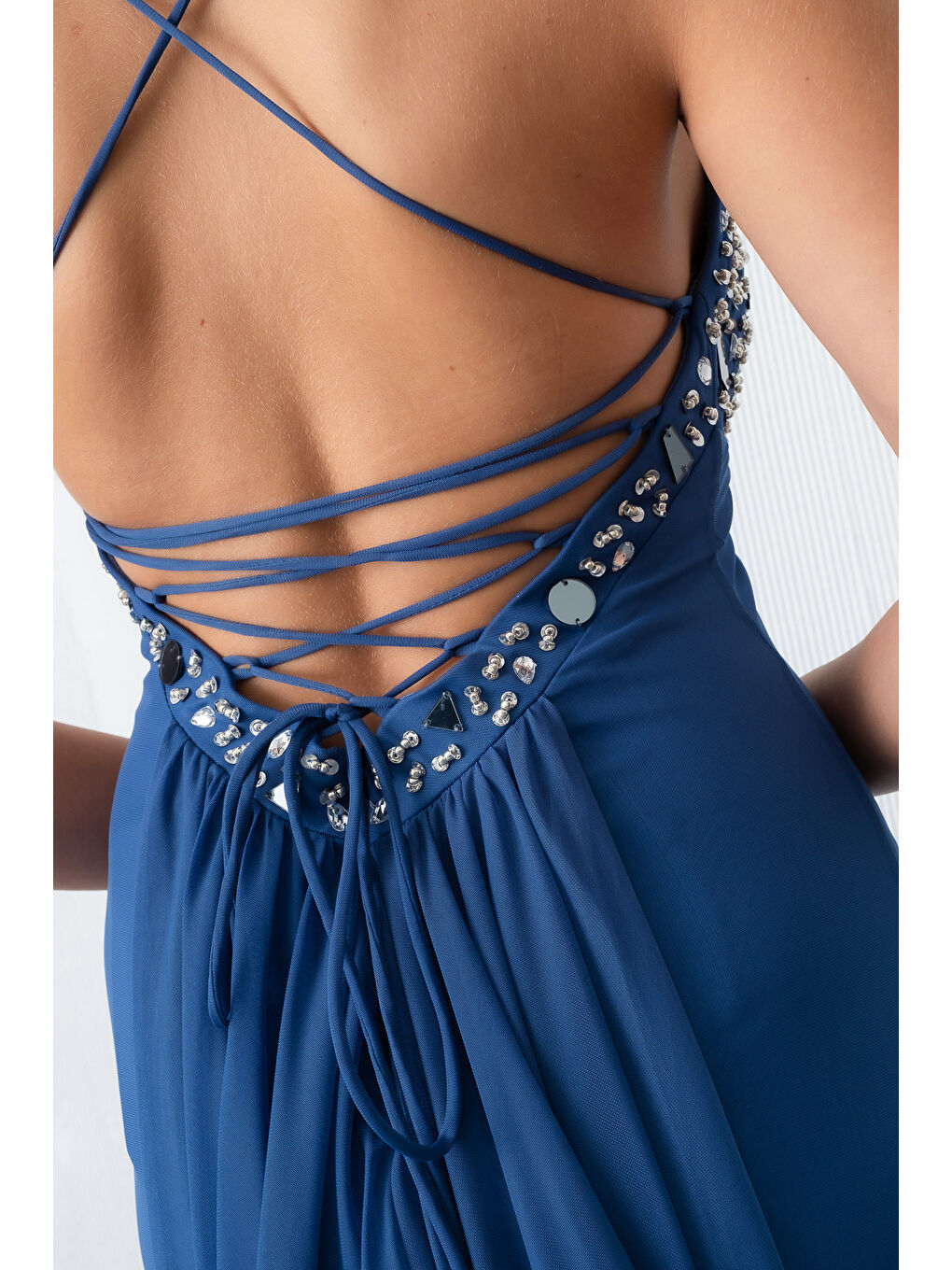 Kadın İndigo Askılı Taş Detaylı Uzun Tül Abiye Elbise-4