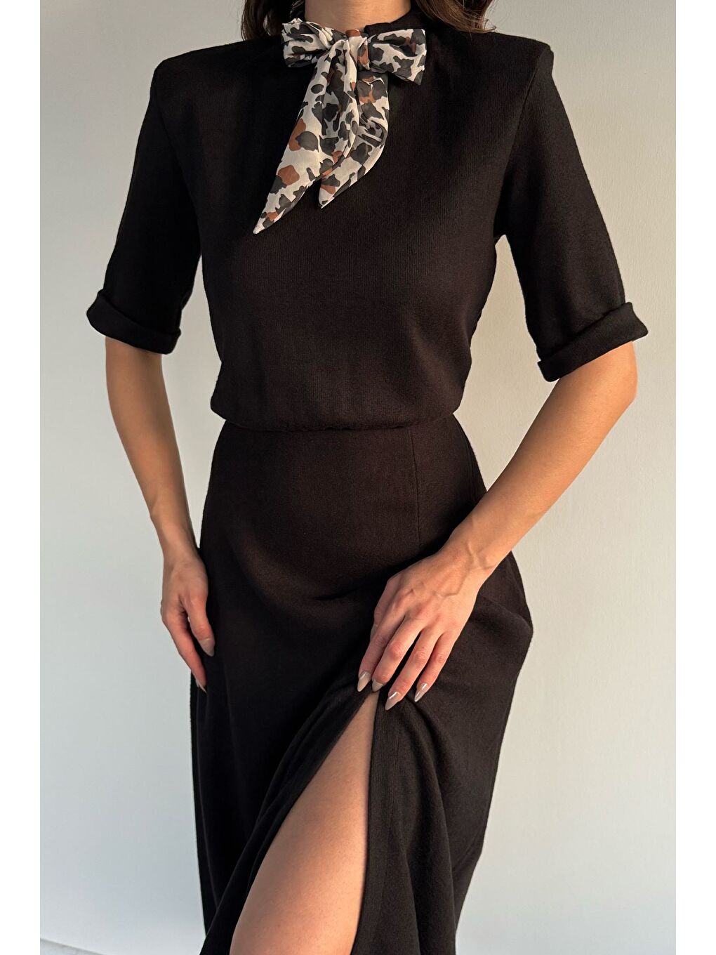 Siyah Kadın Fular Aksesuarlı Elastanlı Yırtmaç Detaylı Elbise