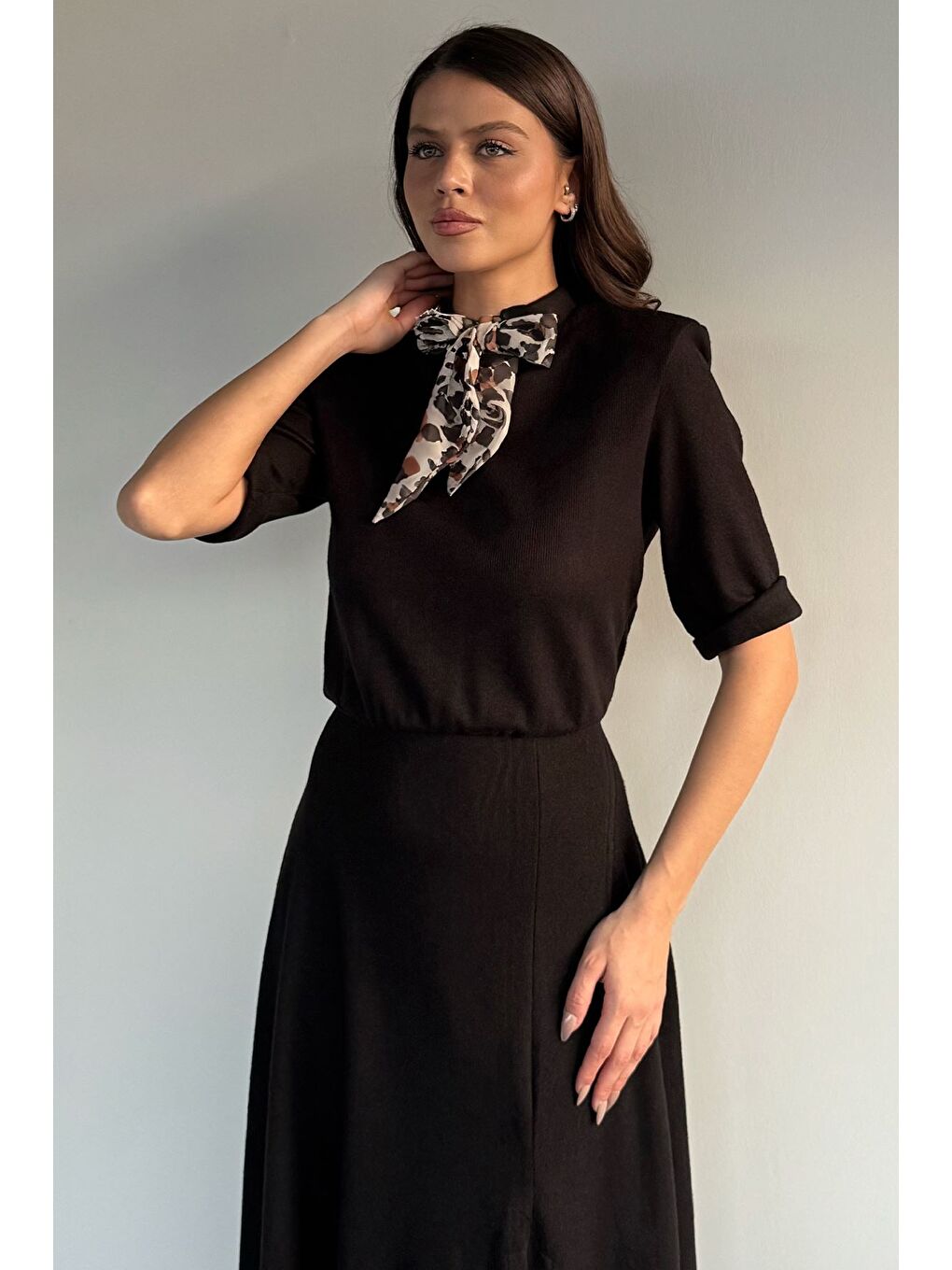 Siyah Kadın Fular Aksesuarlı Elastanlı Yırtmaç Detaylı Elbise-1