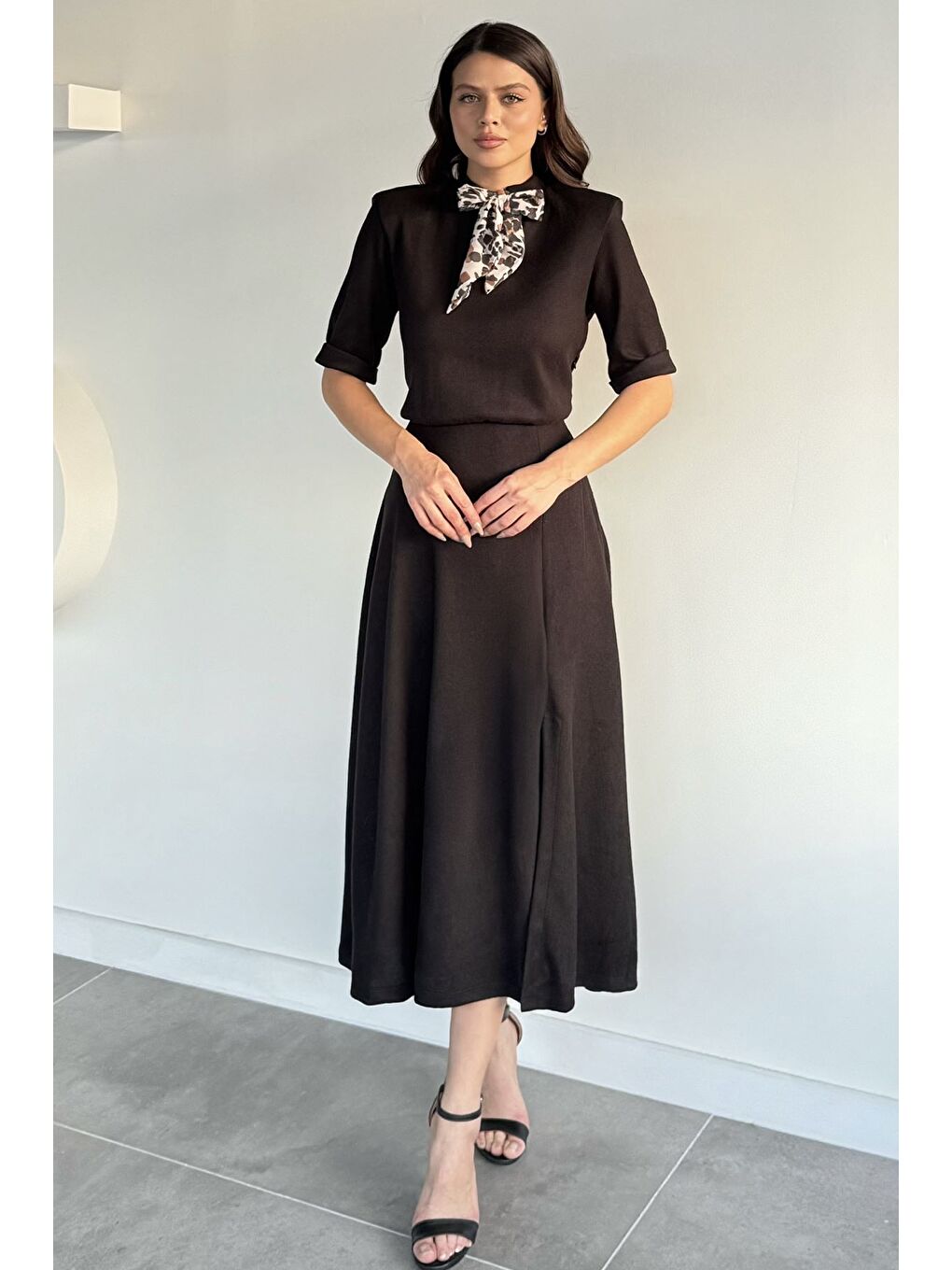 Siyah Kadın Fular Aksesuarlı Elastanlı Yırtmaç Detaylı Elbise-2