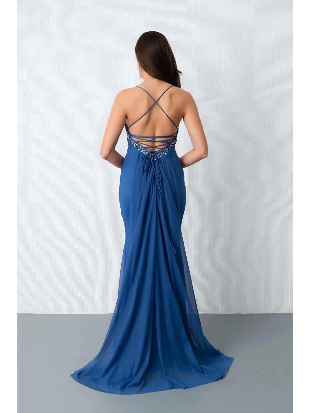 Kadın İndigo Askılı Taş Detaylı Uzun Tül Abiye Elbise-5