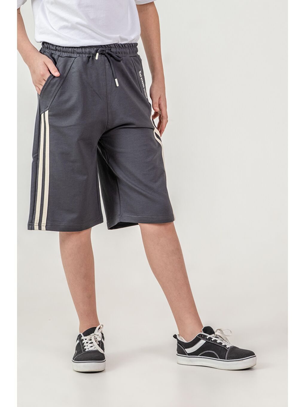 Gri Yanlar Çift Şerit Biyeli Sol Cep Kapağı Baskılı Erkek Çocuk Şort-1