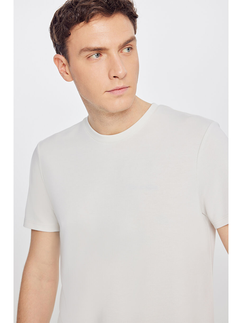 Erkek Bej Yumuşak Dokulu Slim Fit Dar Kesim Bisiklet Yaka Tişört-3