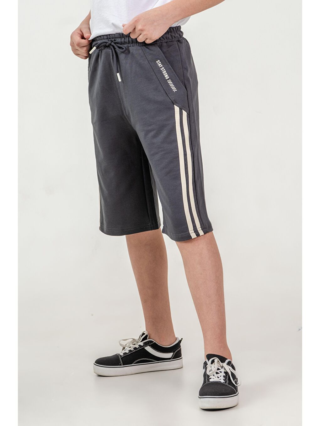 Gri Yanlar Çift Şerit Biyeli Sol Cep Kapağı Baskılı Erkek Çocuk Şort-2