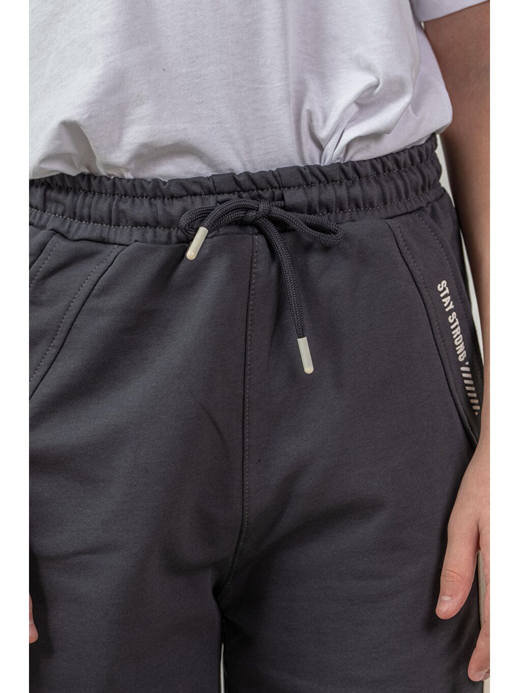 Gri Yanlar Çift Şerit Biyeli Sol Cep Kapağı Baskılı Erkek Çocuk Şort-3