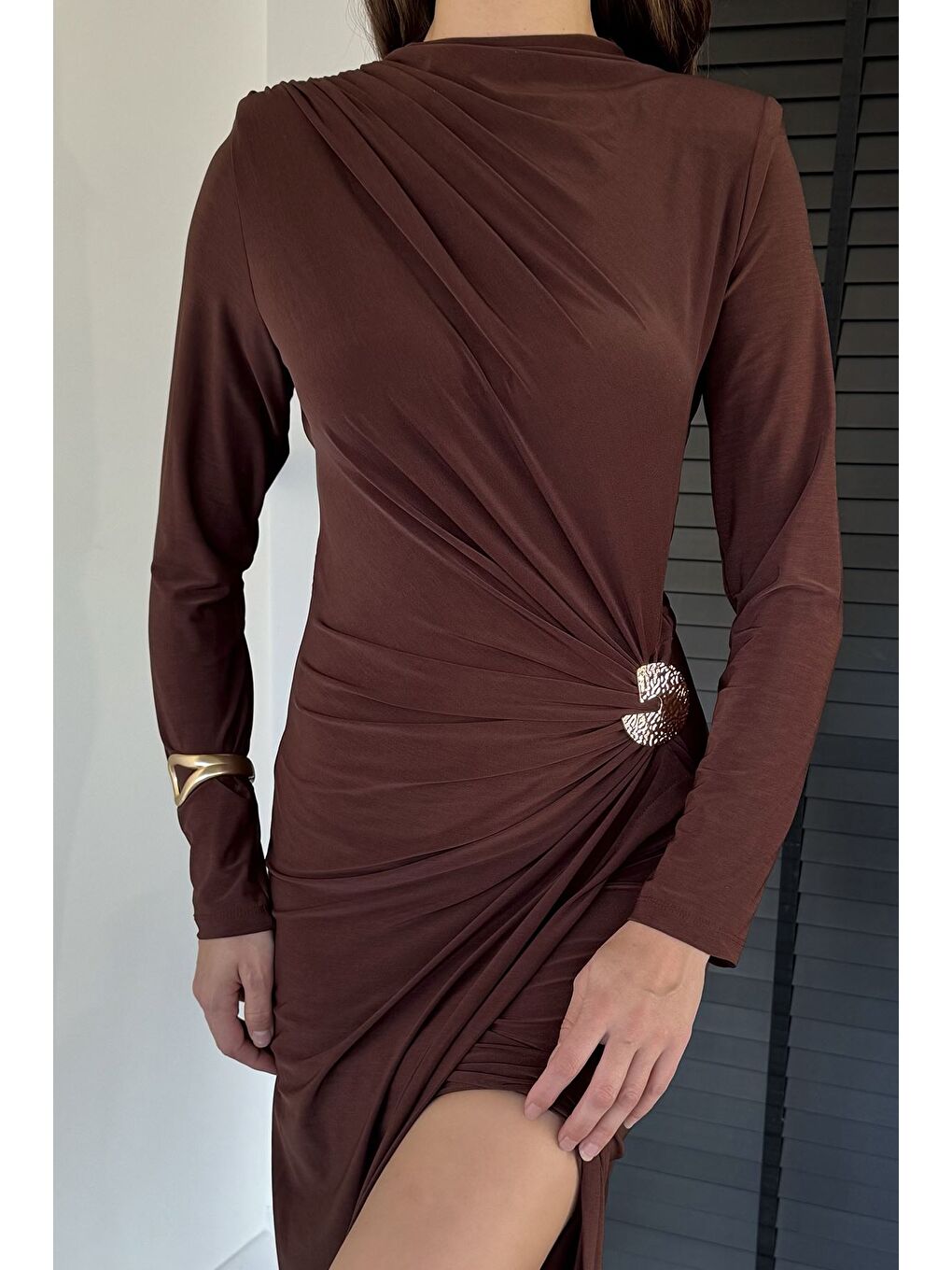 Kahverengi Kadın Omuz Ve Bel Drapeli Gold Tokalı Yırtmaç Detaylı Elastanlı Elbise-1