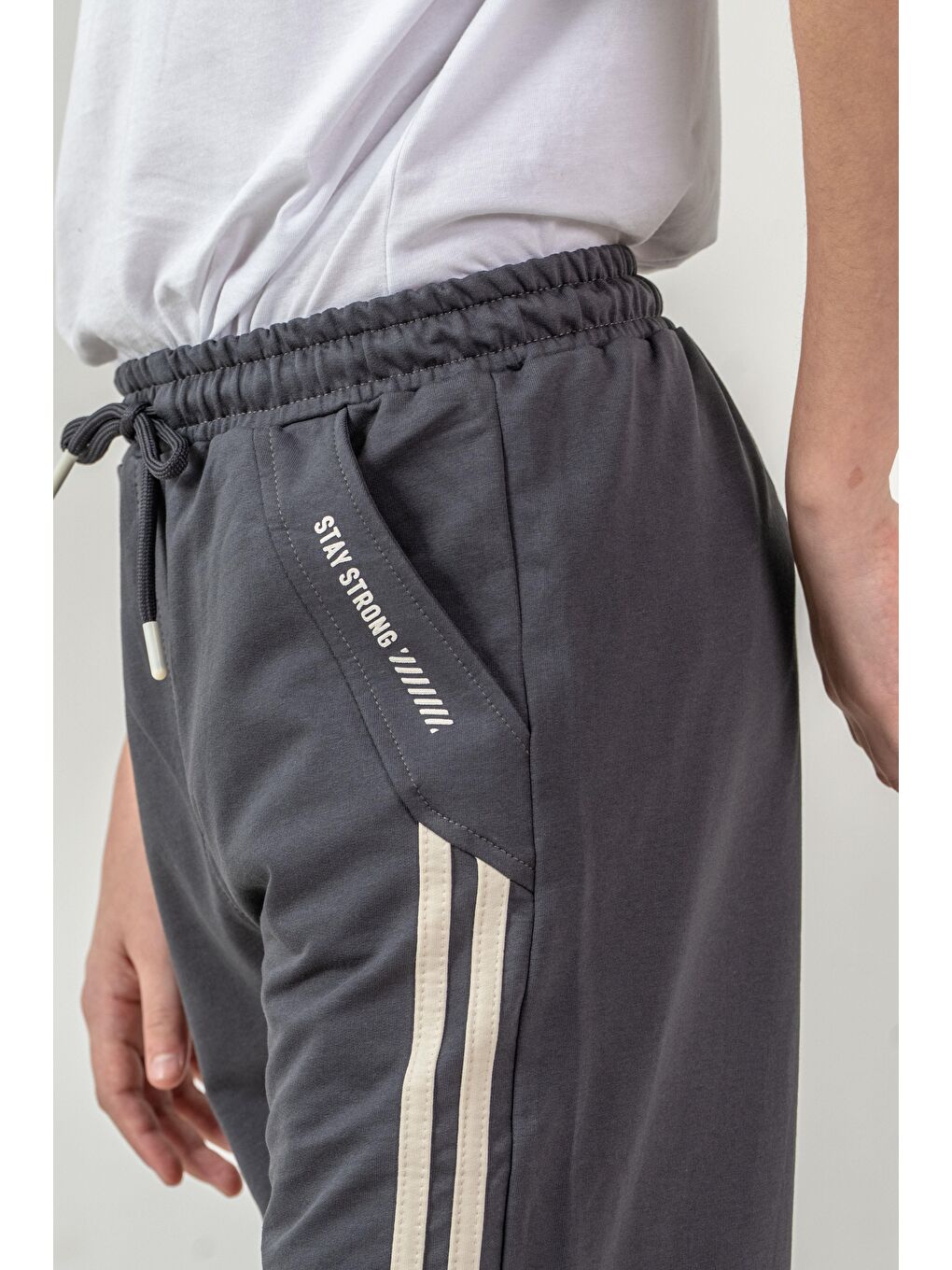 Gri Yanlar Çift Şerit Biyeli Sol Cep Kapağı Baskılı Erkek Çocuk Şort-4