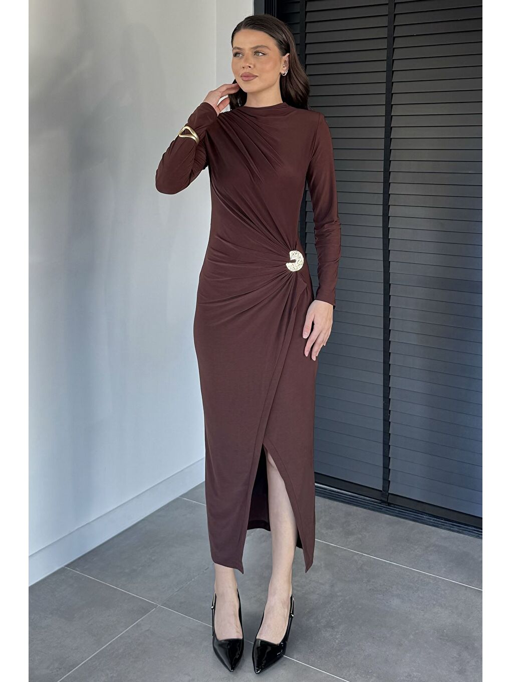 Kahverengi Kadın Omuz Ve Bel Drapeli Gold Tokalı Yırtmaç Detaylı Elastanlı Elbise-2